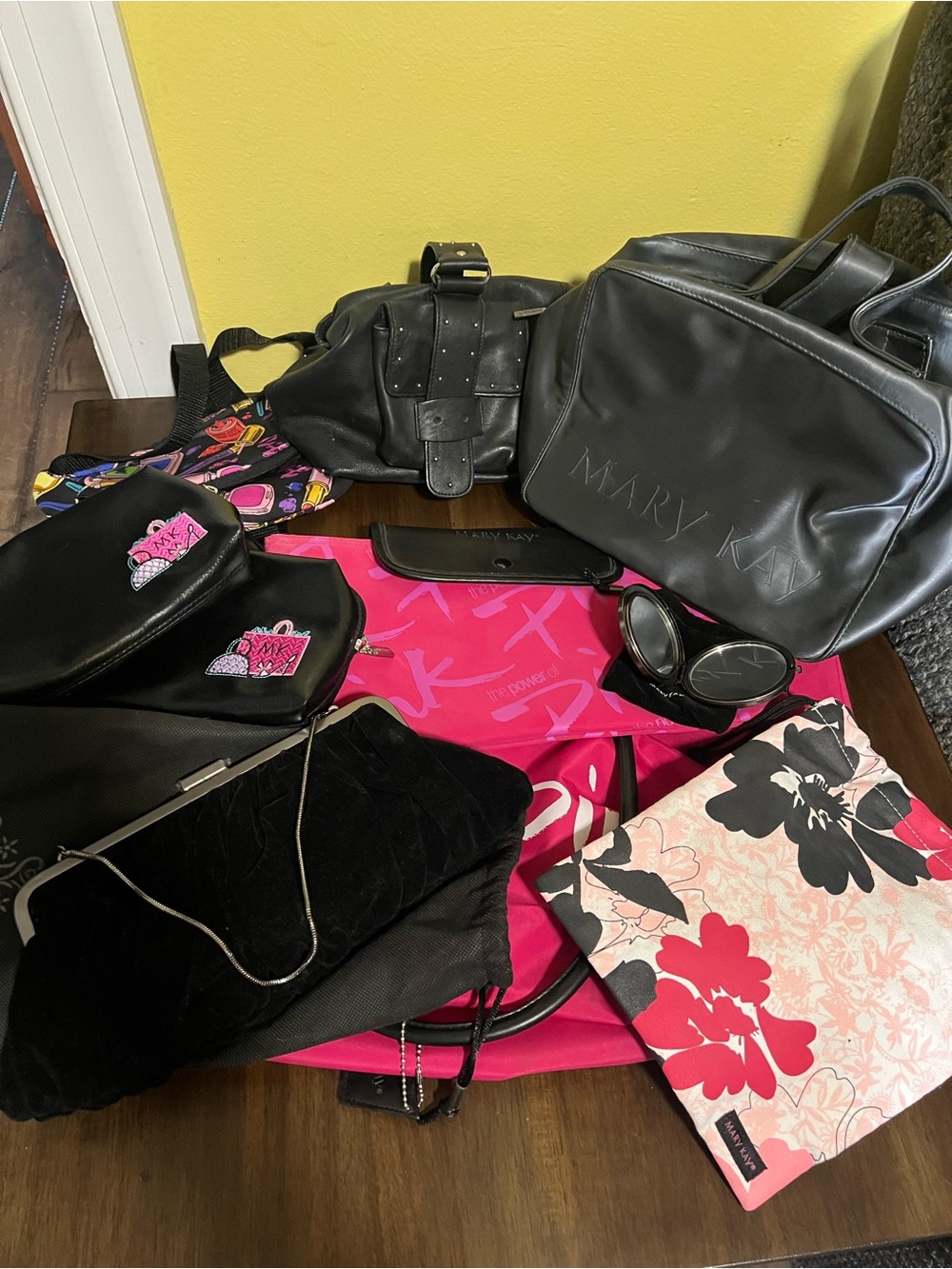 Mary Kay Bundle of Bags Makeup Bags, purse, large tote and more EUC